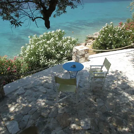 'old Olives' - Seafront Garden Flat * Boufalo