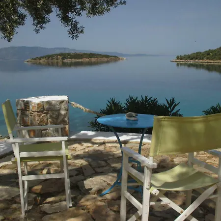 Tatil Evi 'old Olives' - Seafront Garden Flat Boufalo