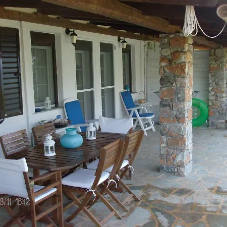 Tatil Evi 'old Olives' - Seafront Garden Flat *