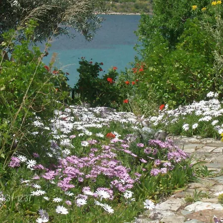 Дом отдыха 'old Olives' - Seafront Garden Flat Boufalo