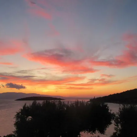 Tatil Evi 'old Olives' - Seafront Garden Flat *