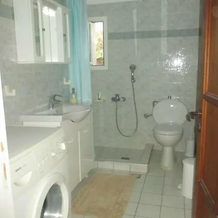 'old Olives' - Seafront Garden Flat Tatil Evi Boufalo