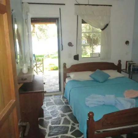 'old Olives' - Seafront Garden Flat Tatil Evi