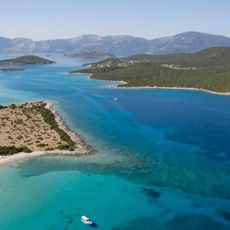 Tatil Evi 'old Olives' - Seafront Garden Flat *