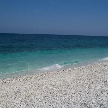 'old Olives' - Seafront Garden Flat Дом отдыха *